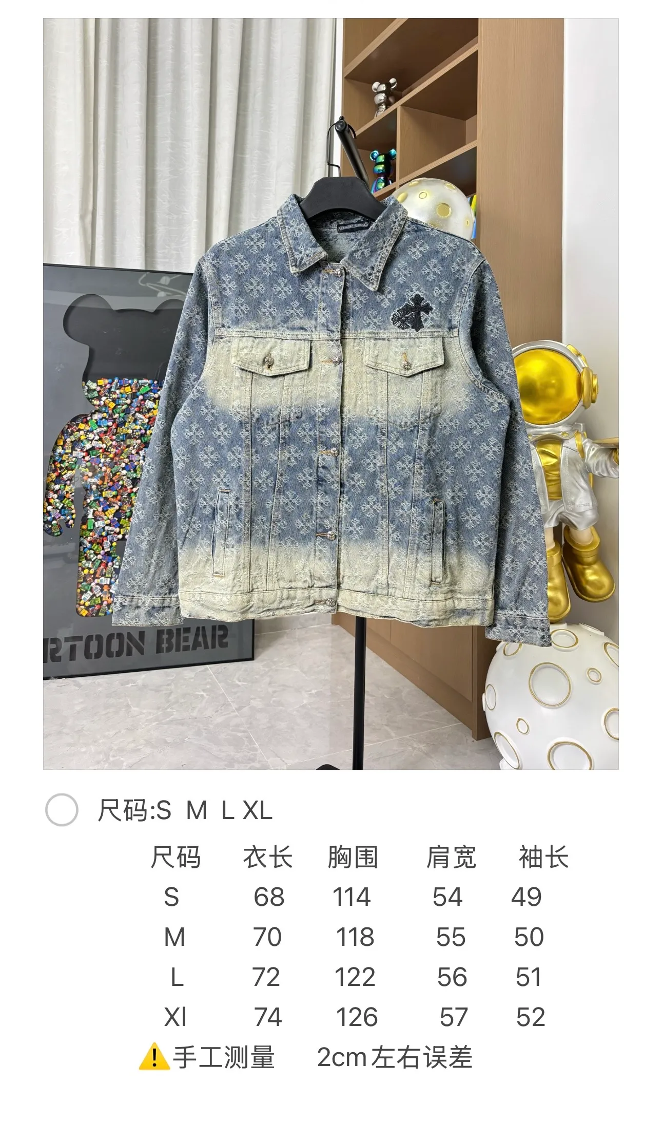 P340 Style No.: DC 150# ChromeHearts Heavy Steel Stamped Classic Sanskrit All-over Jacquard Hot-Diamond Denim Jacket for Men and Women New ChromeHearts Sanskrit Printed Custom Fabric Jacket Gradient Color Wash, Hot-Diamond Cross Denim Jacket on the Back is a very heavy-duty one. The top is made of heavy weight and the presbyopia is suitable for early autumn outings. The denim fabric can be directly machine washed without deformation. It also looks high-end when washed and aged. Power style wear The gradient color is super high-end when you snap it into the mirror💕 Each diamond shines with a unique light, as if telling a fashion story✨The steel-printed jacquard adds a three-dimensional and artistic sense, making this jacket instantly unique.  Size: s m l xl (Picture 9️⃣)